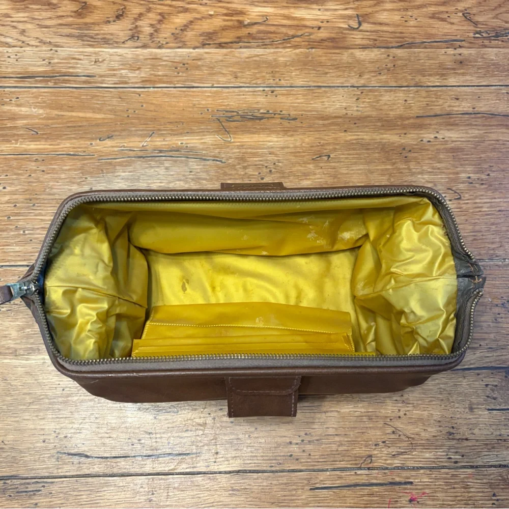 VTG MCM Original Collapsible Faux Leather Zippered Gentleman’s Toiletry Dopp Kit